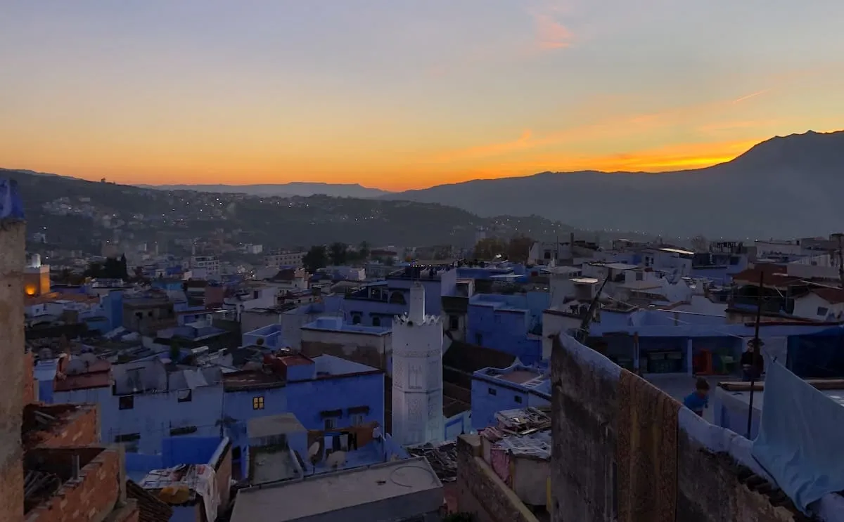 Sonnenuntergang über der blauen Stadt Chefchaouen
