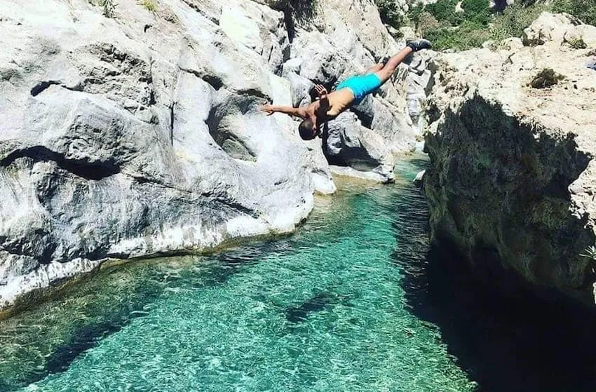 Das türkisfarbene Wasser des Oued El Kennar