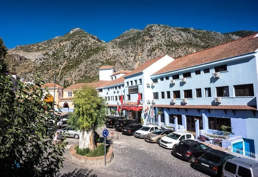 Des voitures garées en face de l’hôtel Parador à Chefchaouen